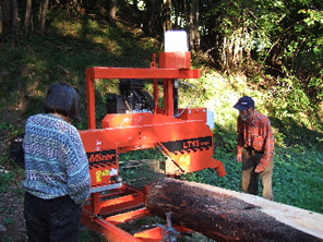 E+E beim Einstellen der Wood-Mizer LT15 Schmalbandsäge.