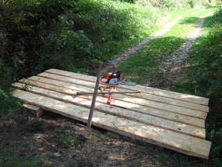 Starke, konisch besäumte Bretter für eine neue Brücke.