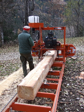 Mit präzisen schnellen Schnitten teilt der Computer SW07 das Kantholz in 8 gleichen Teilen