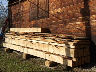 Aus astigem Lärchenholz zauberte die Schmalbandsäge LT-15 viel Nutzholz.