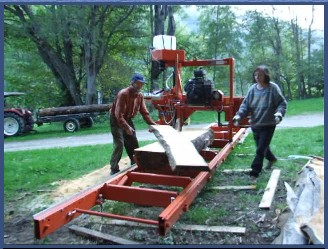 Dieses Bild zeigt wie die LT15 trocknes, hartes Lärchenholz sägt.